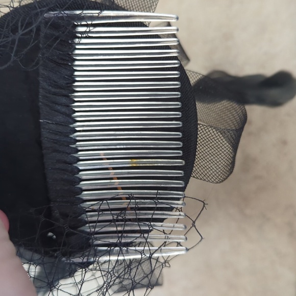 Black fascinator headpiece with veiled face - Picture 4 of 7